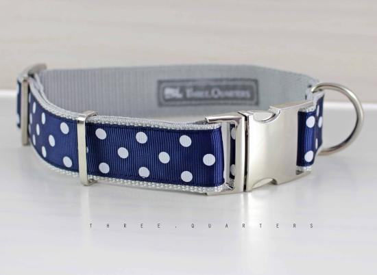 Hundehalsband mit Punkten, dunkelblau und weiß, 30mm